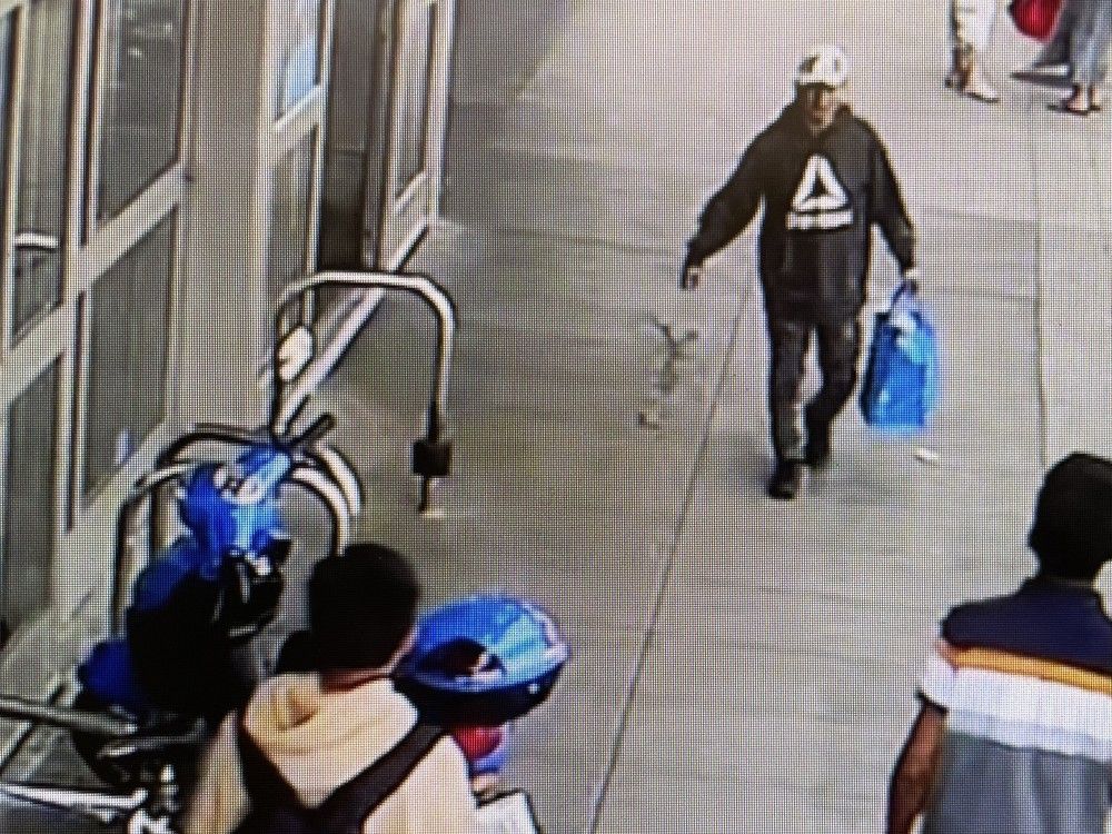   Le service de police de Surrey a publié cette capture d'écran d'un suspect dans un vol de scooter dans un magasin Walmart dans le Boulevard King George King George 10100.
