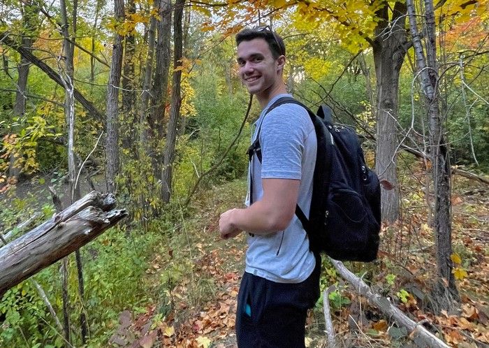   Nathan Lewis, doctorant à l'UBC à la Faculté de zoologie, est l'auteur principal d'un nouvel article qui s'est concentré sur le comportement et les changements observés dans le comportement de coyote.