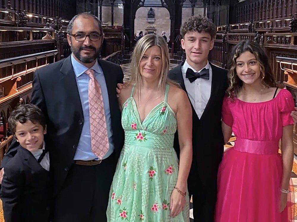  Lionel Klassen-Hall, dix ans, à gauche, sur une photo à l'église avec sa mère, Shelley Klassen, son père Jason Hall et ses deux frères et sœurs plus âgés, Julius et Abigail - ont été tués dans un accident de vitesse sur Cates Park à North Vancouver le samedi 7 juin 2025. Son ami depuis la maternelle.