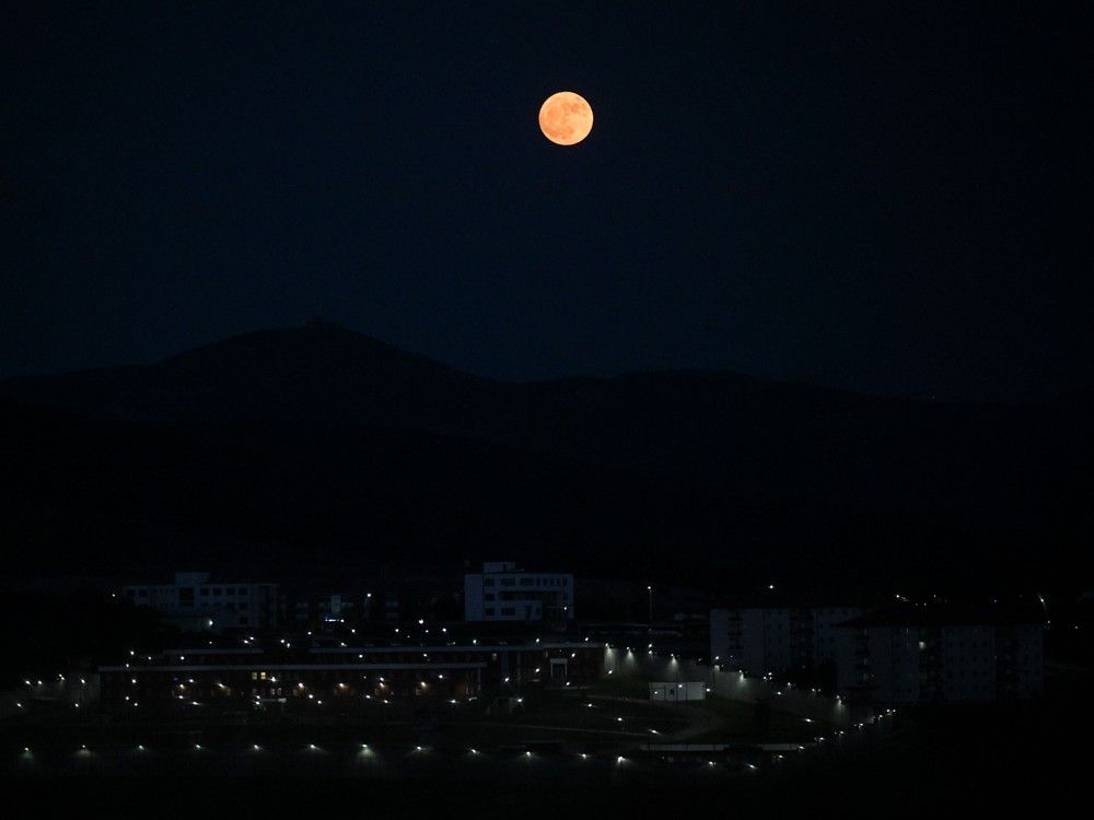 Cette photographie montre une pleine lune, connue sous le nom de 