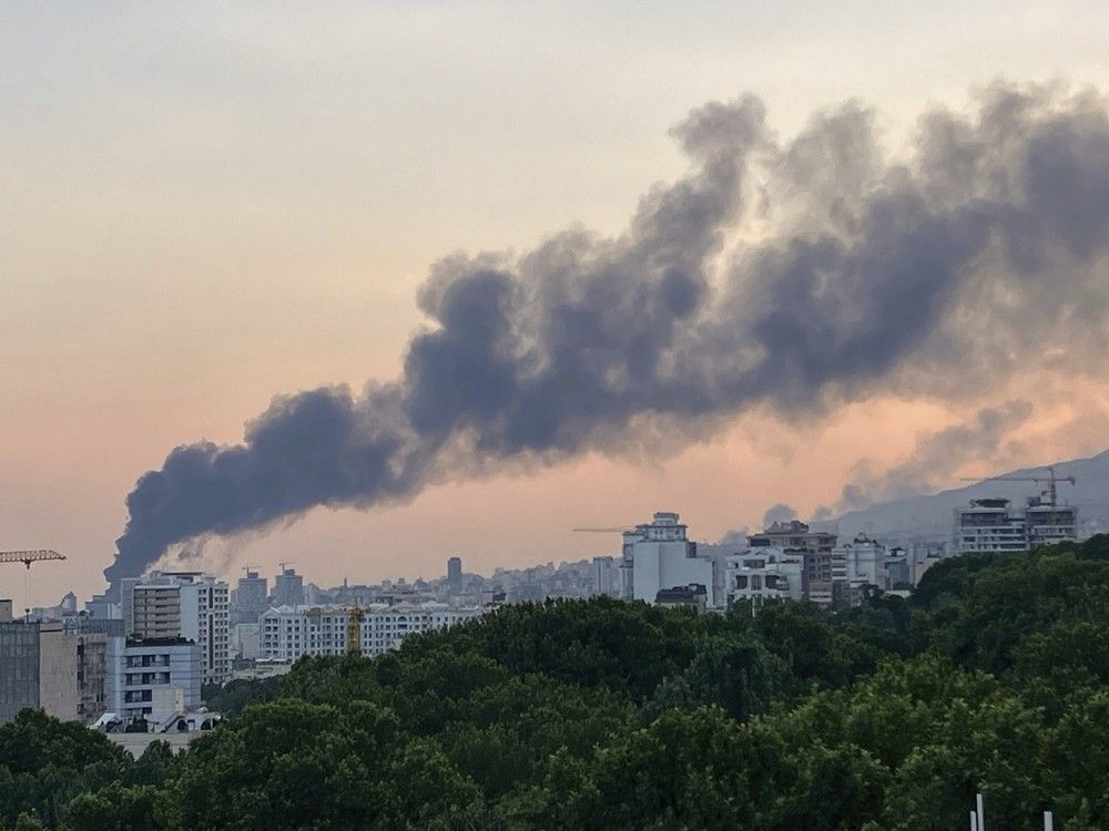   La fumée s'élève de la construction de la télévision d'État iranienne après une grève israélienne à Téhéran, en Iran, le lundi 16 juin 2025. (Photo AP)