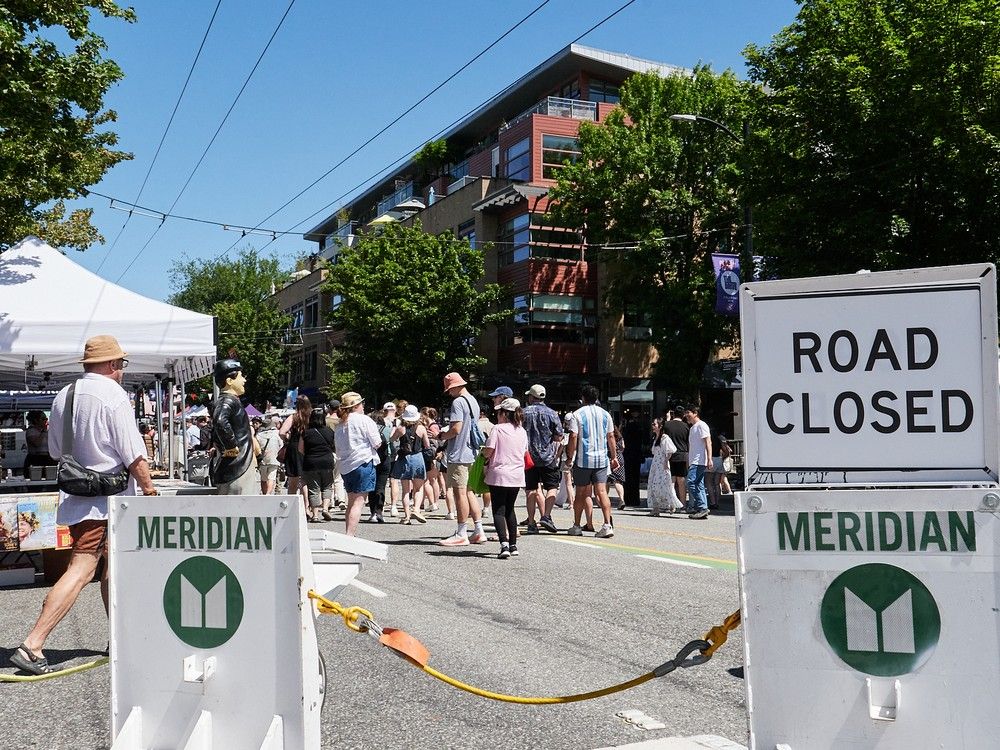   Les nouvelles barrières anti-Ram portables bloquent les routes à proximité de la journée italienne sur Commercial Drive à Vancouver le dimanche 8 juin 2025.