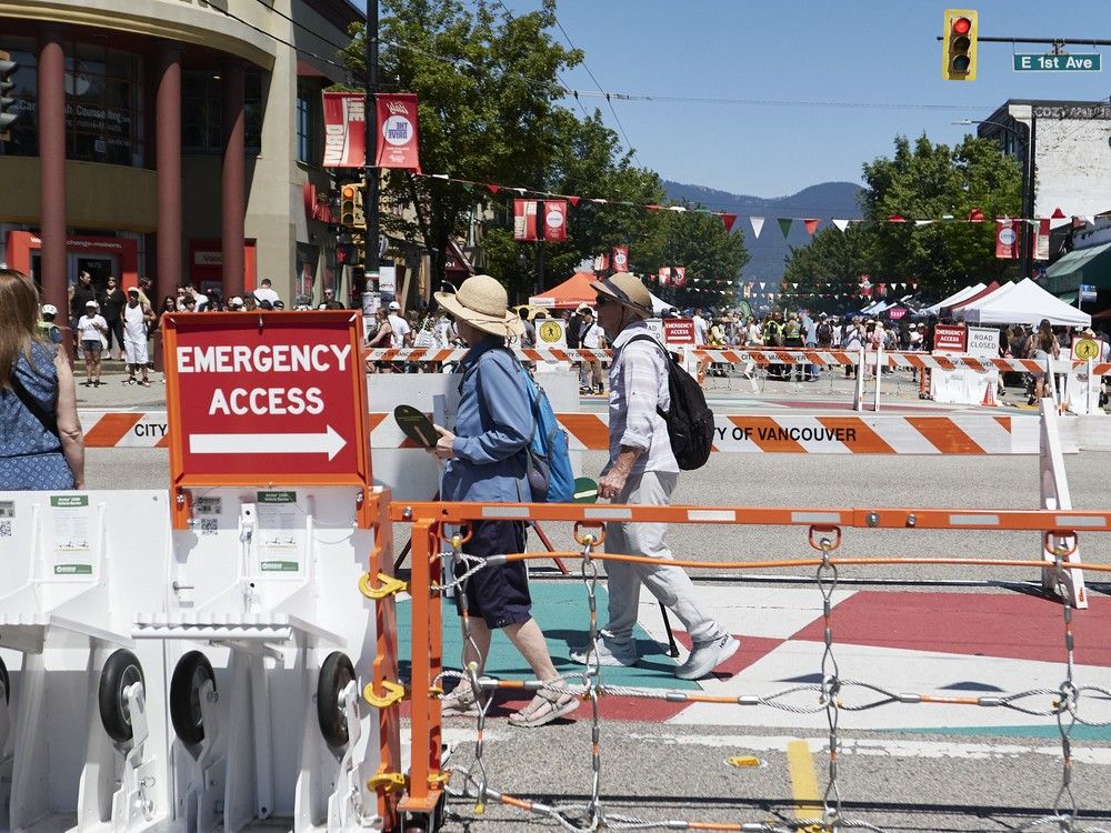   Les nouvelles barrières anti-Ram portables bloquent les routes à proximité de la journée italienne sur Commercial Drive à Vancouver le dimanche 8 juin 2025.