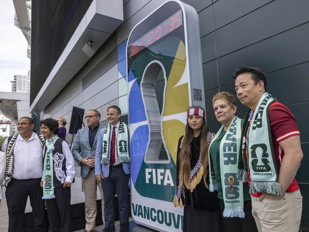 Le maire de Vancouver, Ken Sim (à droite), est accompagné de dignitaires de plusieurs ordres de gouvernement pour souligner le fait qu'il reste un an avant le coup d'envoi de la Coupe du monde, le 11 juin 2025. Le maire de Vancouver, Ken Sim (à droite), est accompagné de dignitaires de plusieurs ordres de gouvernement pour souligner le fait qu'il reste un an avant le coup d'envoi de la Coupe du monde, le 11 juin 2025.