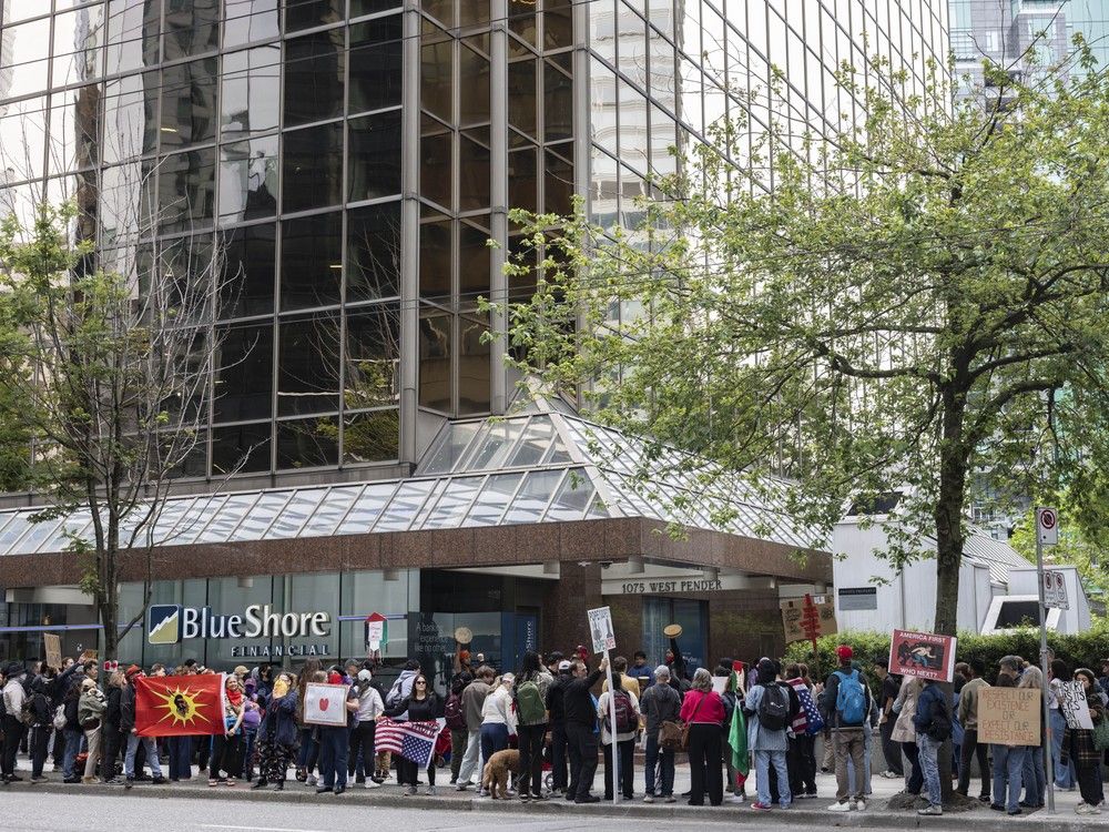   Environ 1 000 personnes se sont rassemblées dans trois endroits du centre-ville de Vancouver le samedi 14 juin pour protester contre les politiques du président américain Donald Trump - une partie de la protestation sans Amérique du Nord.