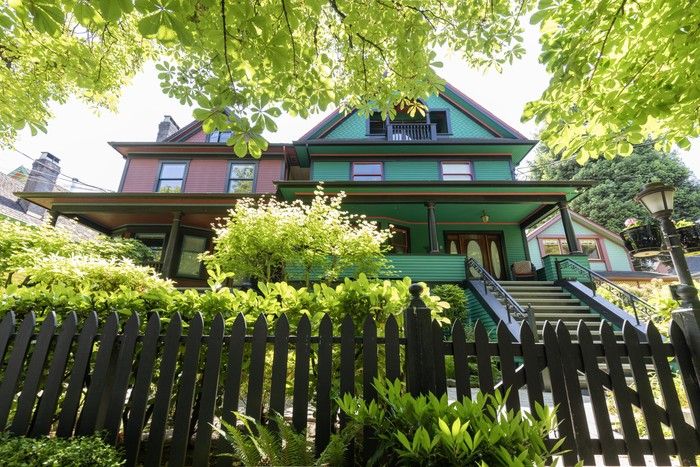   Deux des maisons Davis dans le 100 bloc de West 10th Ave.