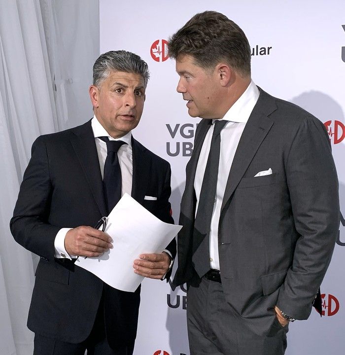   Ajay Dilawri, à gauche, avec le Dr David Wood, responsable de la cardiologie pour CVG et UBC alors que la Fondation Dilawri fait un don de 60 millions de dollars à l'hôpital général de Vancouver pour établir le Dilwari Cardiovascular Institute.