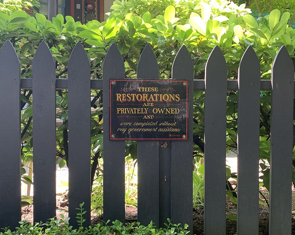   Signe à l'extérieur de quatre maisons dans le 100 bloc de West 10e à Vancouver qui ont été restaurées par John Davis et sa famille.