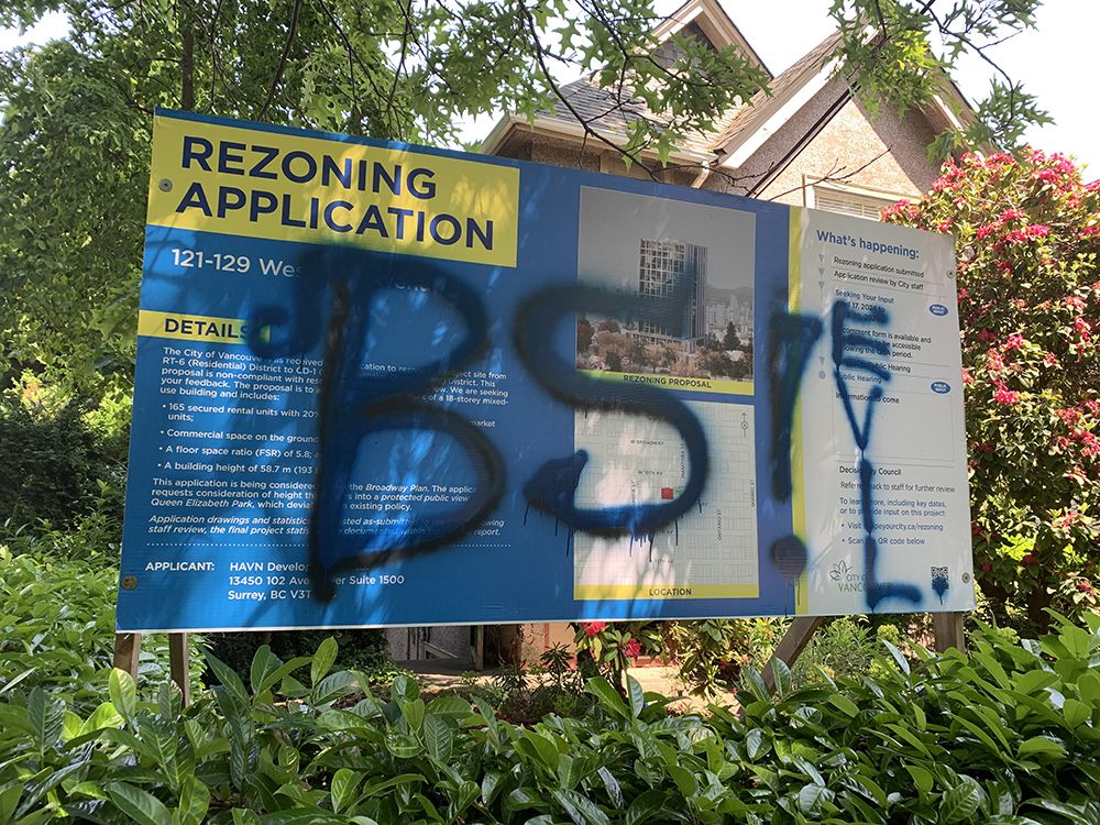   Un panneau de demande de rezonage pour 121-129 West 11th à Vancouver a été dégradé de graffitis. Une tour de 18 étages dans le développement proposé se situe près des maisons familiales de Davis.