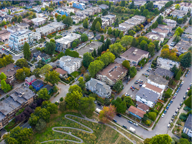   Il n'y a pas de Highprises présentées dans cette photo de couverture du résumé de l'engagement du logement social de Vancouver en 2025 de la ville, même si le rapport promeut les bâtiments du gouvernement jusqu'à 20 étages dans une grande partie de la ville.