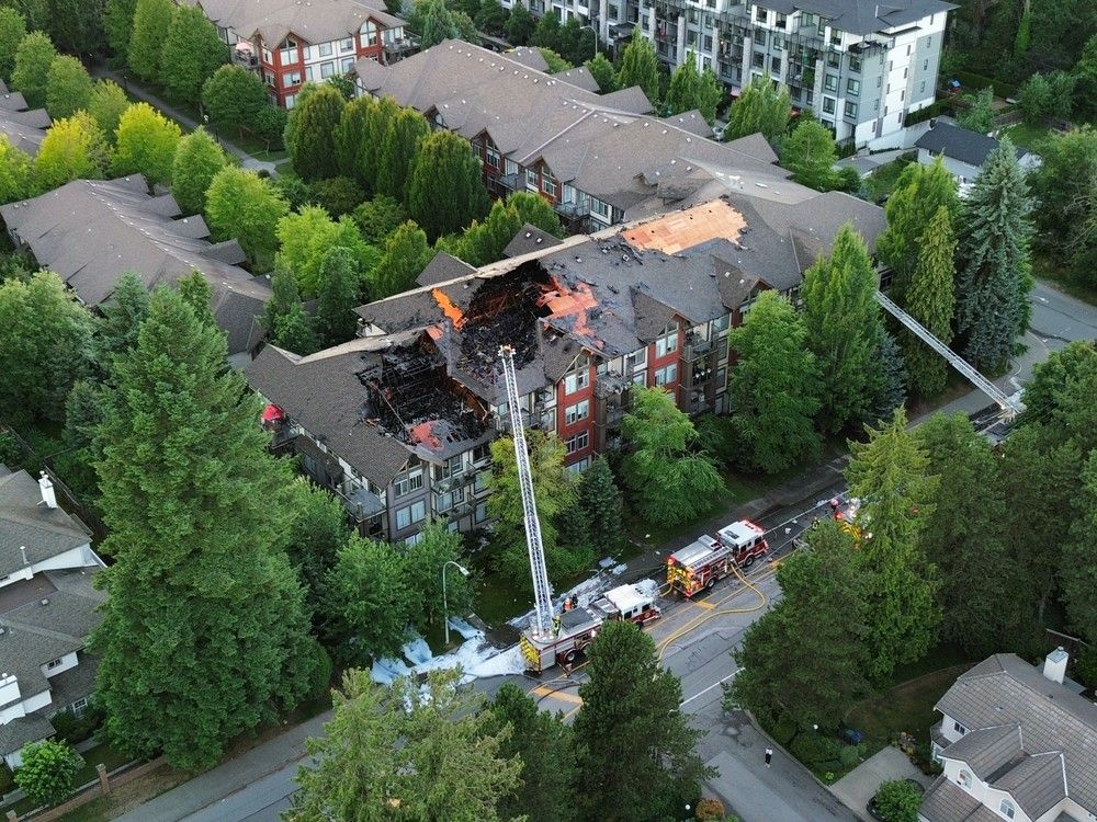   Tiche aérienne d'un immeuble de Surrey dans le 15300-bloc 101 Avenue endommagée par le feu. Crédit photo: Curtis Kreklau, South Fraser News Services.