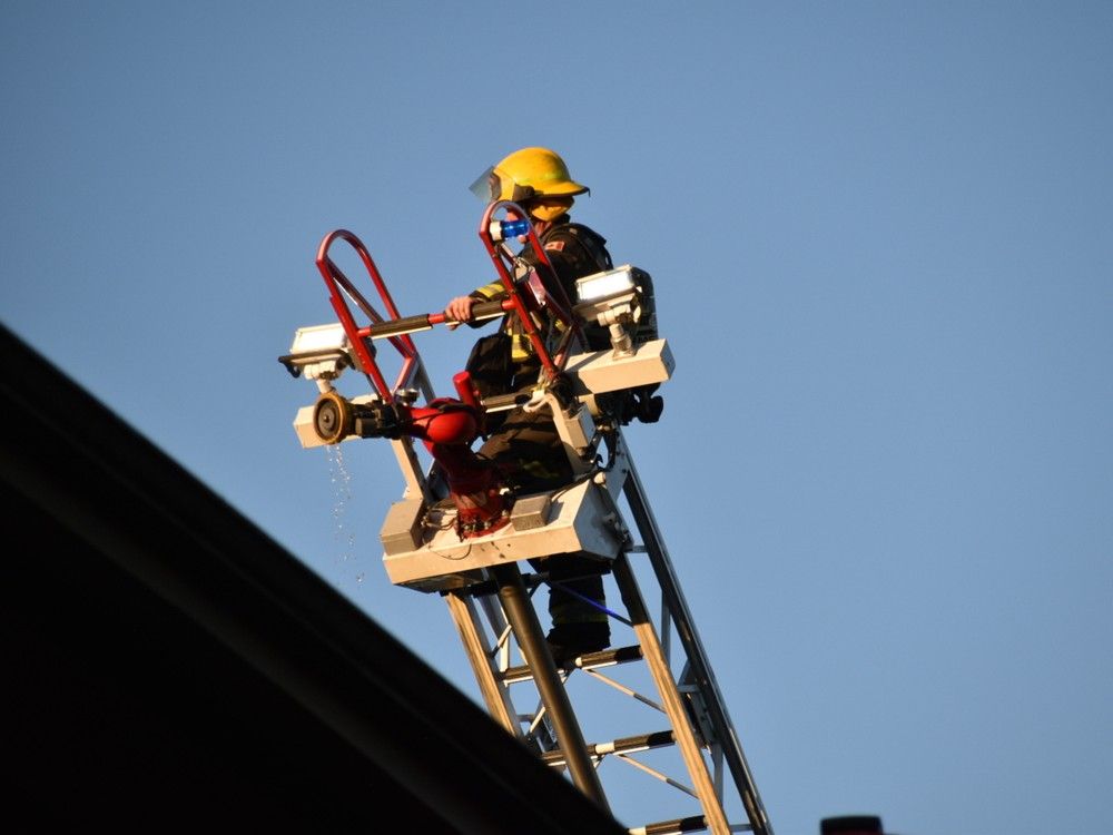   Un pompier de Surrey répondant à un immeuble en feu dans le 15300-bloc 101st Avenue à Surrey le soir du 13 juillet 2025. Crédit photo: Curtis Kreklau, South Fraser News Services.