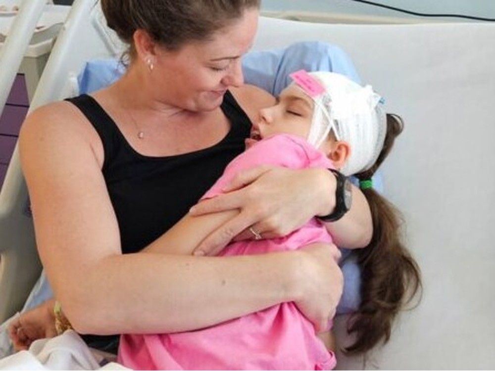   Jori Fales de Langford avec la fille Charleigh Pollock, 10 ans, qui a repris les perfusions de la drogue Brineura à l'hôpital général de Victoria General. Photo de famille