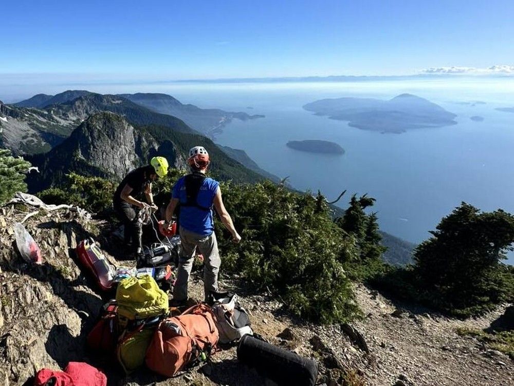  north shore rescue team volunteers assist an injured hiker on aug. 2.