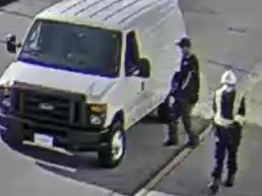   La GRC de Coquitlam a publié une surveillance vidéo des deux suspects qui ont aidé Rabih «Robby» en alkhalil s'échapper de North Fraser Preriation le 21 juillet 2022. Les suspects ont fui dans une camionnette Ford Econoline blanche.