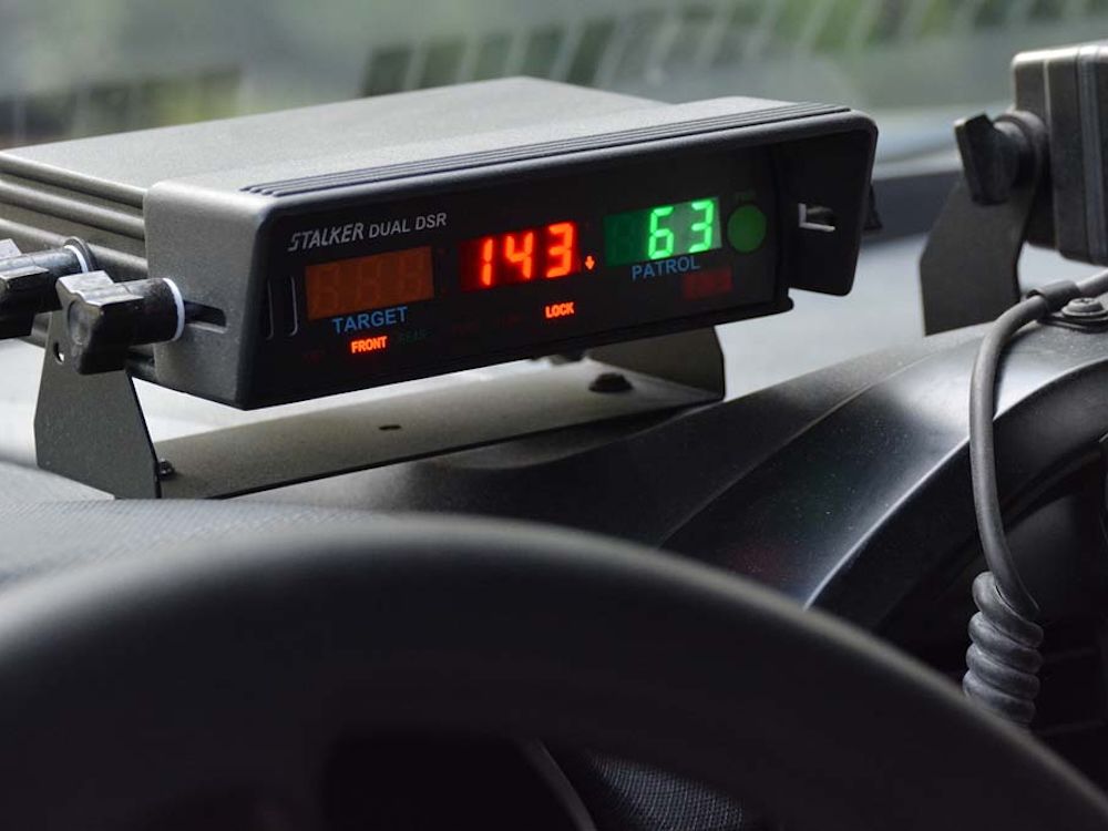   Une vitesse de 143 km/h est visible sur un pistolet radar de la GRC.