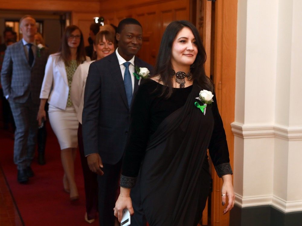 Le député néo-démocrate de Burnaby-Est, Rohini Arora (à droite), a présenté mardi à l'Assemblée législative la motion qui a divisé les conservateurs.