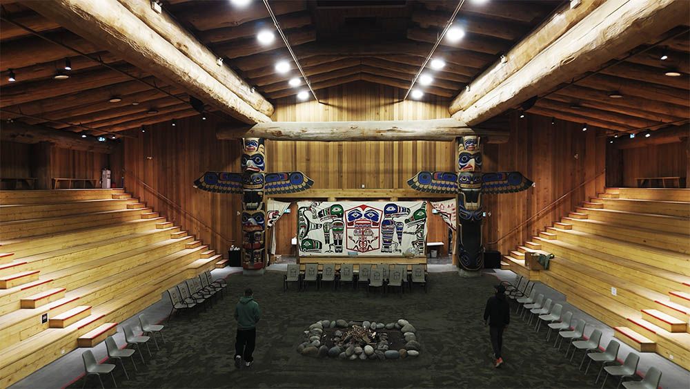   À l'intérieur de la grande maison de la nation Heiltsuk à Bella Bella, avant la cérémonie de lavage de dimanche.