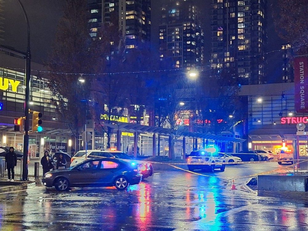 Détachement de la GRC de Burnaby devant l'entrée de Station Square à Metrotown, dans le pâté de maisons 6 200 de l'avenue McKay, le mercredi 5 novembre 2025.