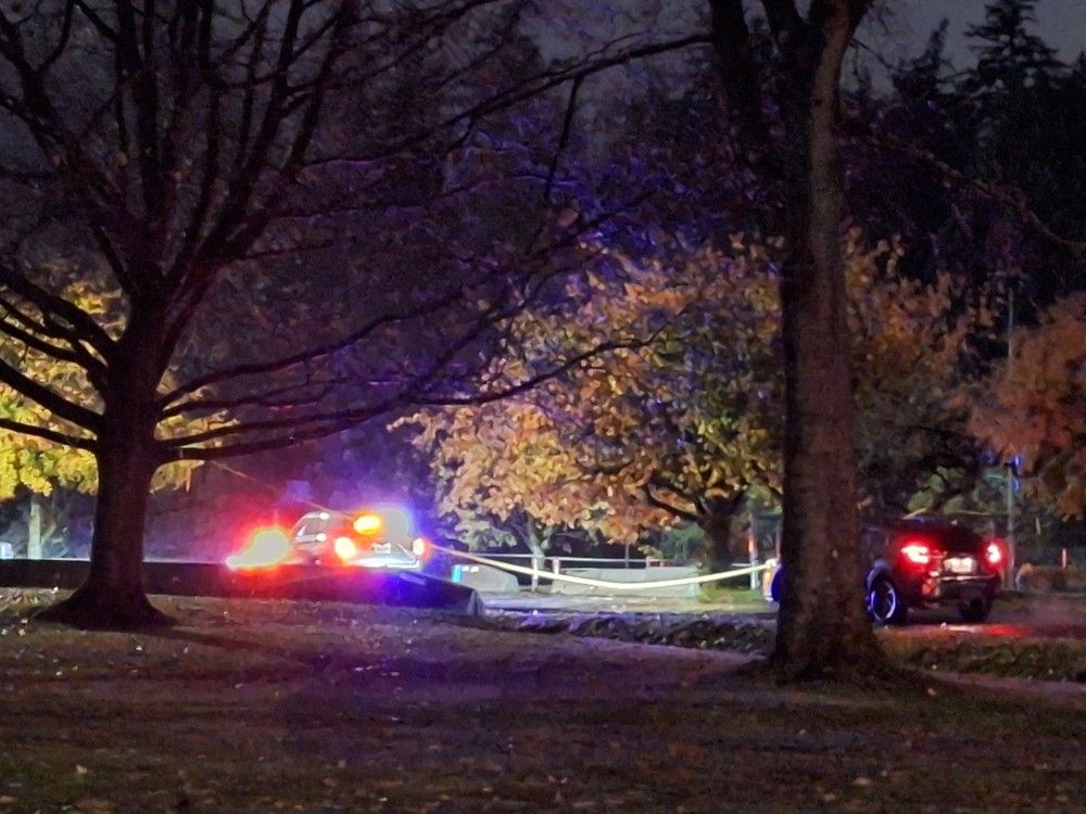   La GRC de Burnaby au South Burnaby Lawn Bowling Club, à Central Park, à la suite d'une fusillade mortelle à Metrotown, le mercredi 5 novembre 2025.