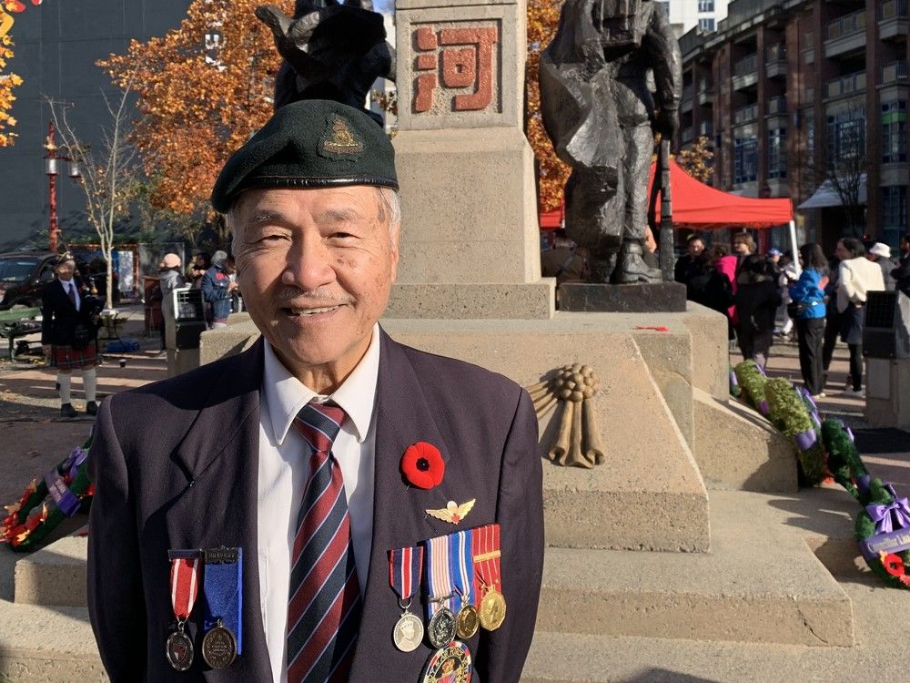   Alfred Woo, 78 ans, des Anciens Combattants de l'Armée, de la Marine et de l'Aviation du Canada, après un événement du jour du Souvenir dans le quartier chinois.