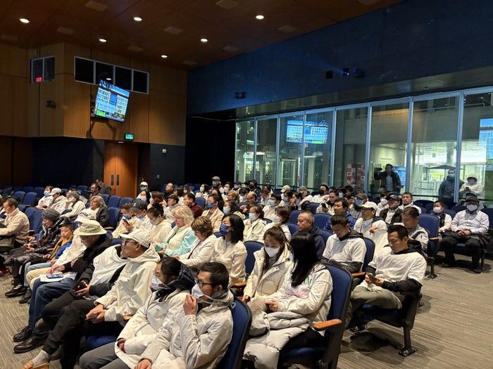 Les résidents portaient des T-shirts et avaient apporté des affiches lors d'une récente réunion du conseil de Surrey. Les résidents portaient des T-shirts et avaient apporté des affiches lors d'une récente réunion du conseil de Surrey.