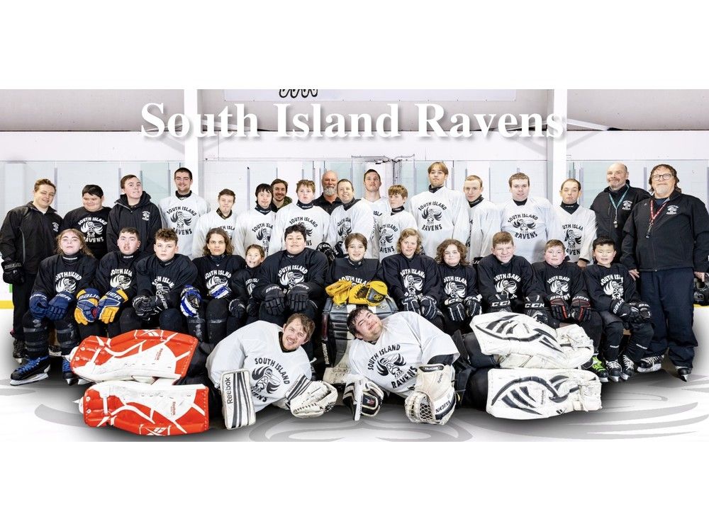  Membres de l'équipe de hockey sur glace des South Islands Ravens de Colwood, en Colombie-Britannique