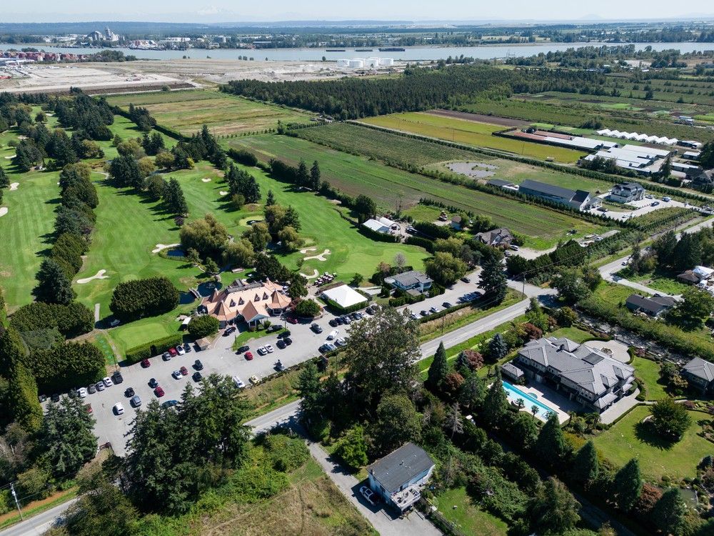   Maisons et terres agricoles le long du chemin n° 6 et du parcours de golf Country Meadows, qui se trouvent dans les limites de la revendication du titre aborigène de la nation Cowichan à Richmond.