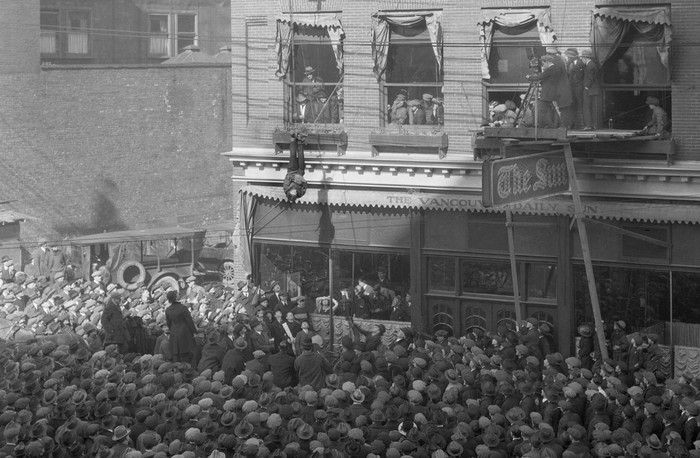  Detail of W.K. Moore photo showing escape artist and magician Harry Houdini hanging upside down while tied up in a straitjacket at the Vancouver Sun building, March 1, 1923. W.J. Moore Vancouver Archives