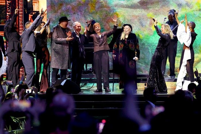 Legend Joni Mitchell adored by Juno crowd, in Canada-loving speech