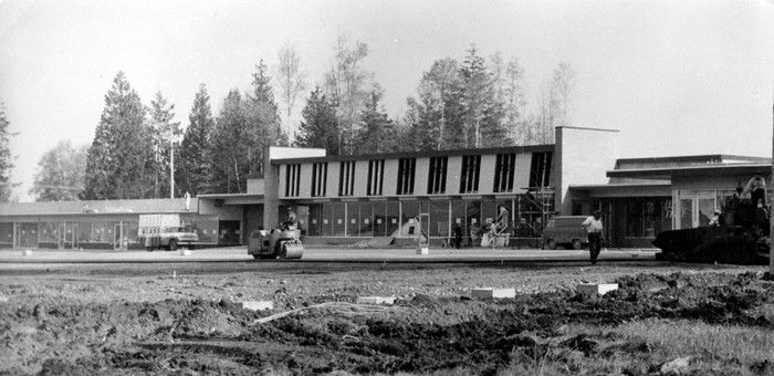 1959: Construction of the Scott Town Plaza Shopping Centre located at 120th Street and 96th Avenue in Surrey.