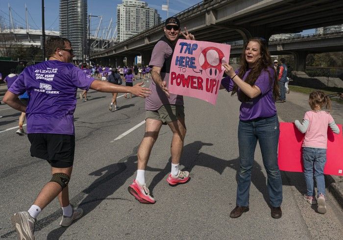 On lookers cheer on the runners during the 2026 Vancouver Sun Run in Vancouver on April, 19, 2026.