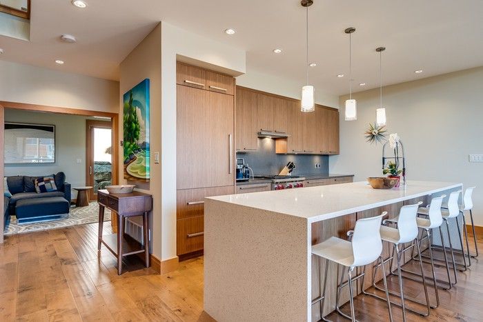  Home offers a south-facing exposure and a flexible layout.