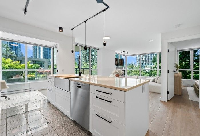  Unit 305 – 1328 West Pender Street, Vancouver, was listed for $899,800 and sold for $900,000.