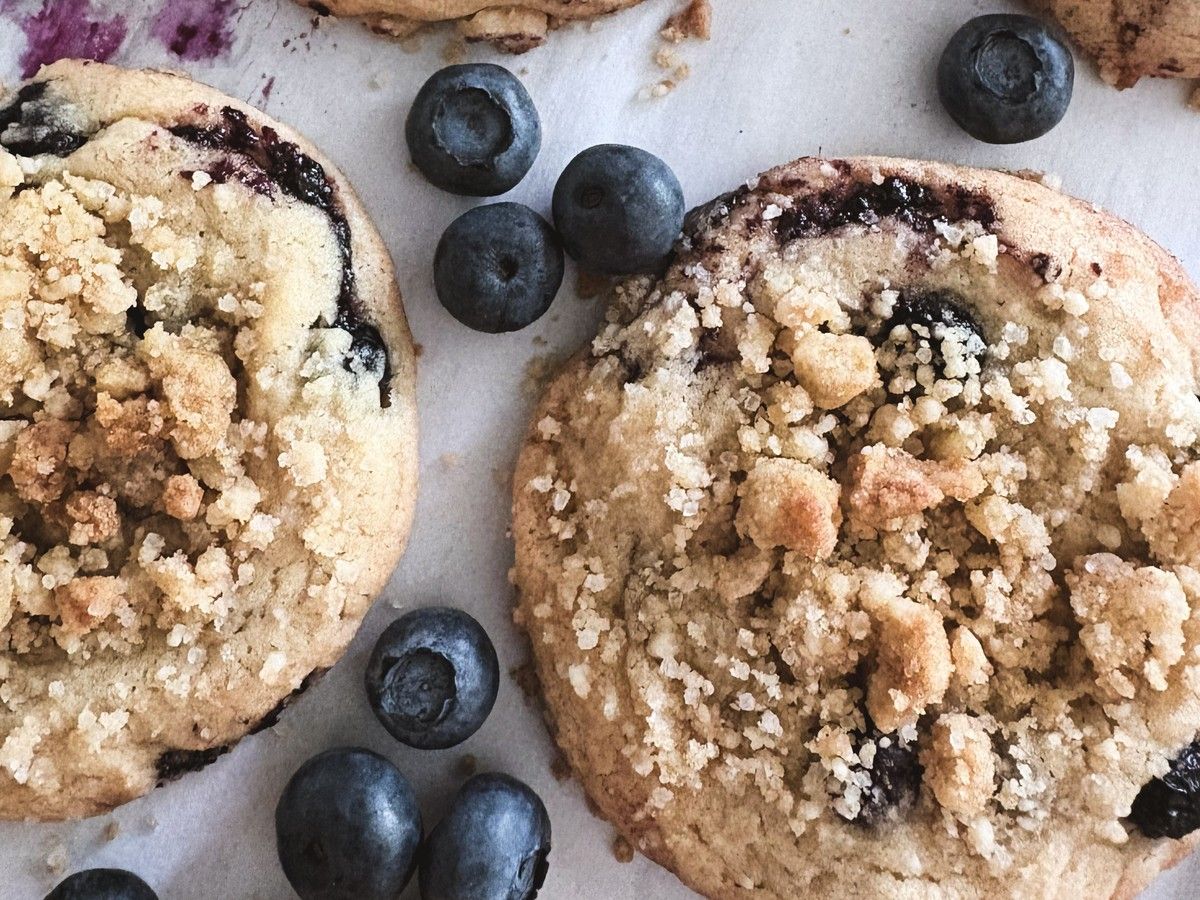 Love blueberry muffins? Try baking these blueberry streusel cookies