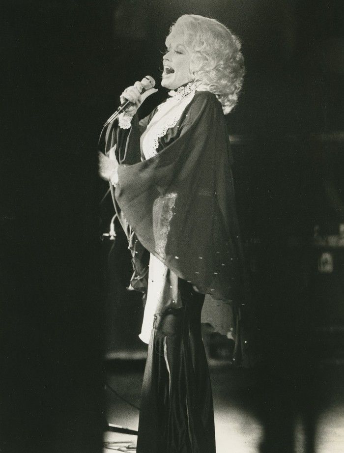 Dolly Parton performing in on 1977-78 tour.