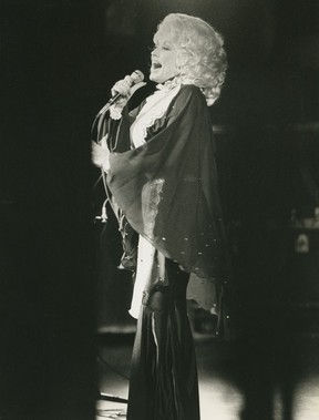 Dolly Parton performing in on 1977-78 tour.