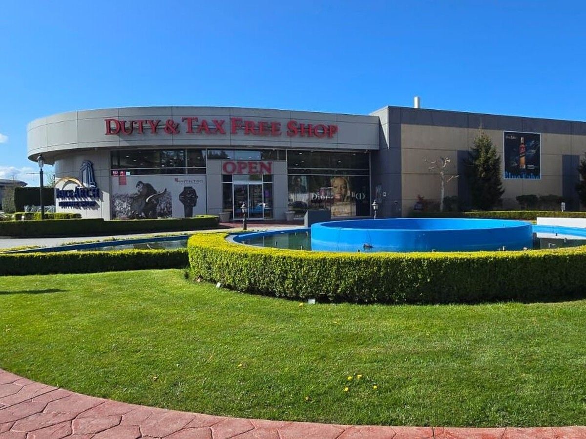 The Peace Arch Duty Free shop.