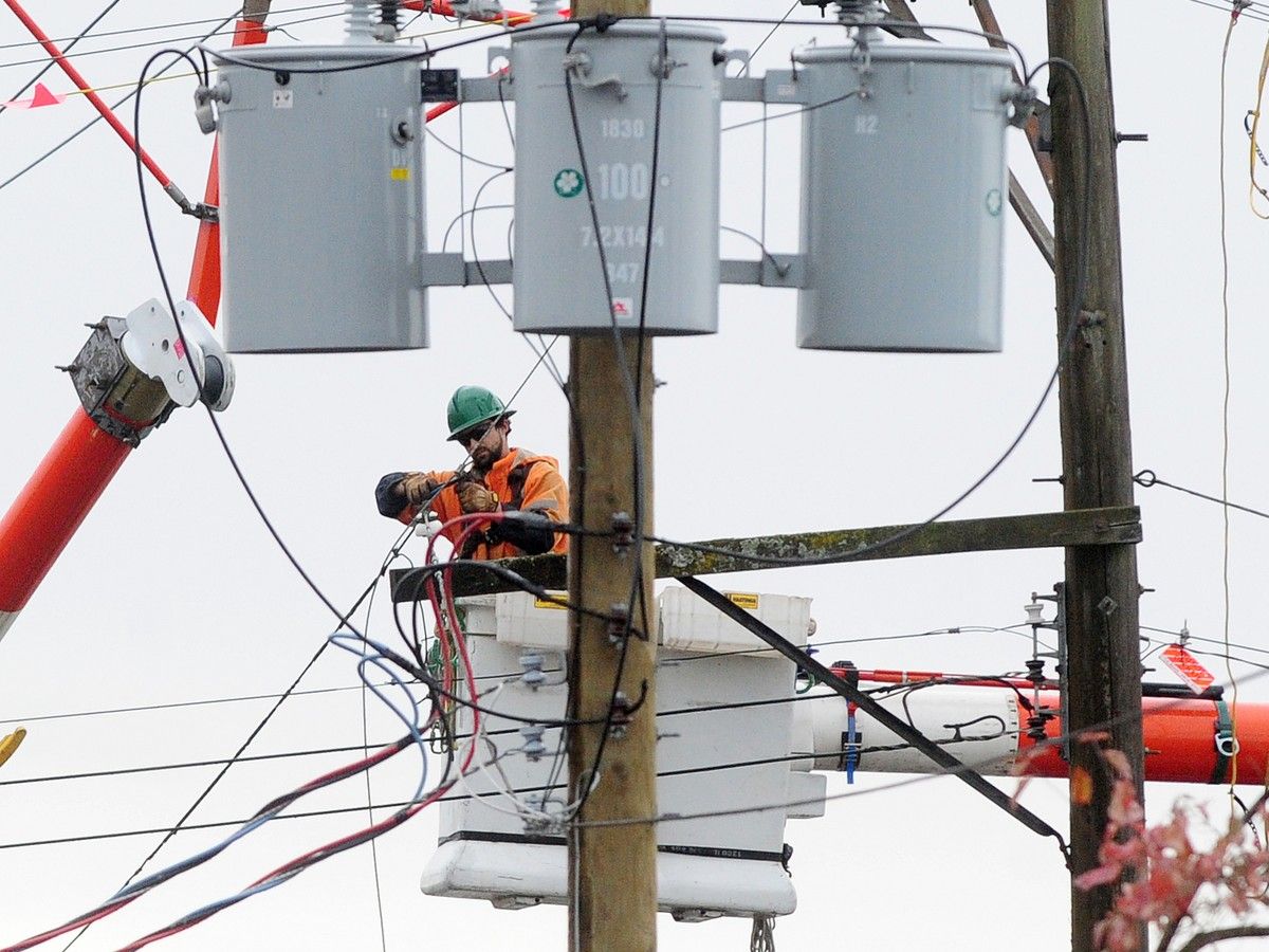 Winds cause power outages for thousands, delay B.C. Ferries sailings