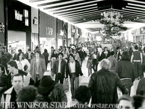 DEC.22/1980-There wasn't much elbow room in Devonshire Mall as last minute shoppers did their thing. (The Windsor Star-File)