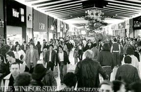 DEC.22/1980-There wasn't much elbow room in Devonshire Mall as last minute shoppers did their thing. (The Windsor Star-File)