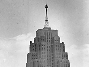 Detroit,Mich. NO DATE-A zeppelin flies over the Penobscot Building in downtown Detroit. (The Windsor Star-FILE) HISTORIC  NOT USED