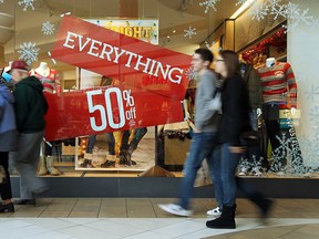 Shoppers hunt for bargains in the U.S. in this file photo. (Tyler Brownbridge/The Windsor Star)