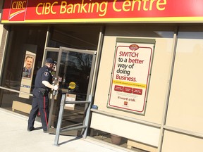 Police investigate a bank robbery at the CIBC on Tecumseh Road in Windsor on Friday, March 5, 2010. (TYLER BROWNBRIDGE / The Windsor Star)