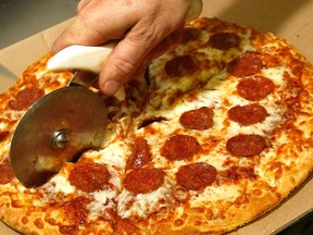 File photo of a pizza getting sliced up. (Getty Images files)