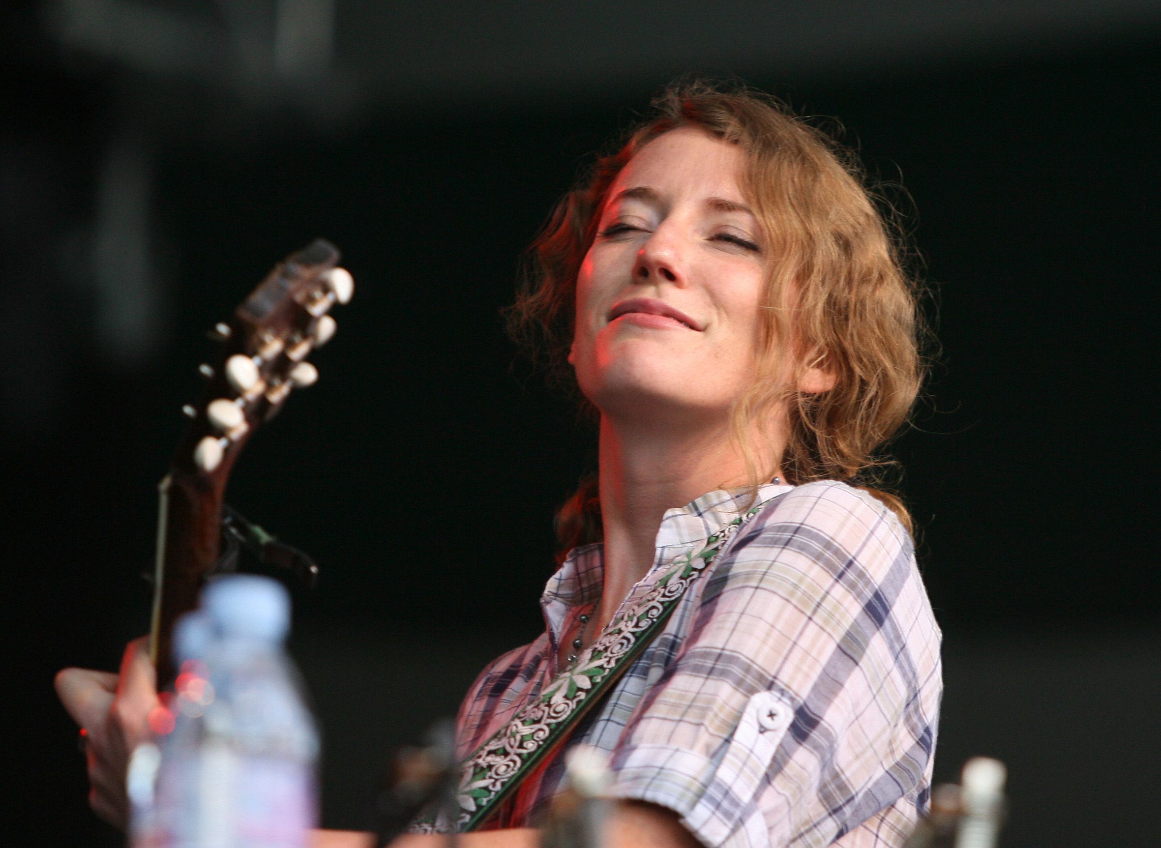 Kathleen Edwards stung by wasp, nearly dies Windsor Star