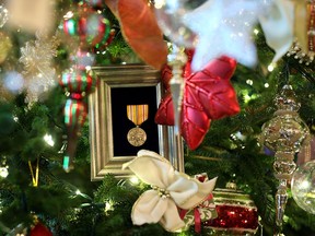 Memorial ornaments on the Christmas tree at the White House. ( Alex Wong/Getty Images)