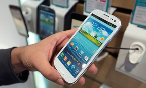 A customer looks at a Galaxy S III phone in this file photo. (Jason Alden/Bloomberg)