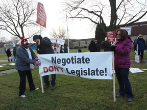 Elementary school teachers picket outside Southwood Public School in Windsor, Ont. on Dec. 18, 2012. (Dan Janisse / The Windsor Star)