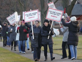 Elementary school teachers picket outside Southwood Public School in Windsor, Ont. on Dec. 18, 2012. (Dan Janisse / The Windsor Star)
